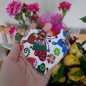 Bandana dla psa wzór folkowy na białym tle