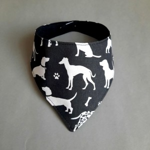 Bandana dla psa wzór psy na czarnym tle