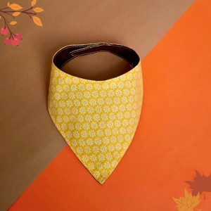 Bandana dla psa wzór kwiatki na żółtym tle