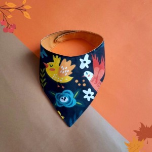 Bandana dla psa wzór kwiaty i ptaki na czarnym tle