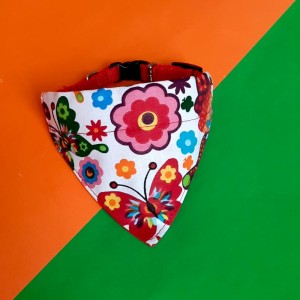 Chusta dla psa na obrożę folk na białym tle