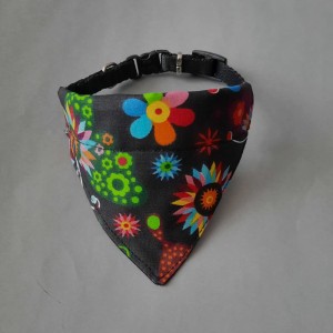 Chusta dla psa na obrożę folk na czarnym tle