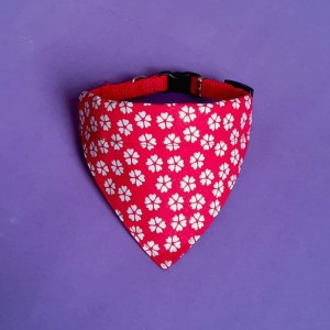 Chusta dla psa na obrożę białe kwiatki na czerwonym tle