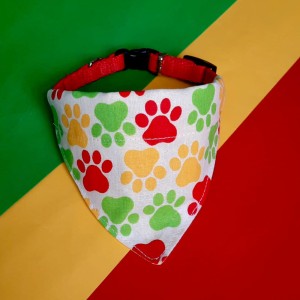 Chusta dla psa na obrożę kolorowe łapki