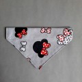 Chusta dla psa na obrożę minnie na szarym tle
