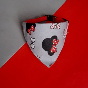 Chusta dla psa na obrożę minnie na szarym tle