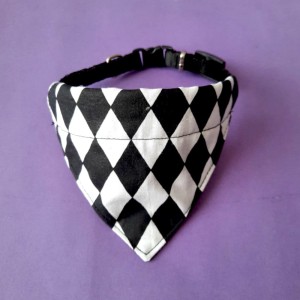 Chusta dla psa na obrożę czarno białe romby